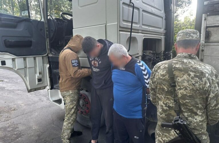 На Рівненщині прикордонники виявили порушника у фурі під ліжком