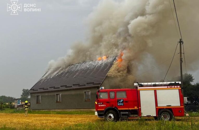 На Волині через удар блискавки горів будинок