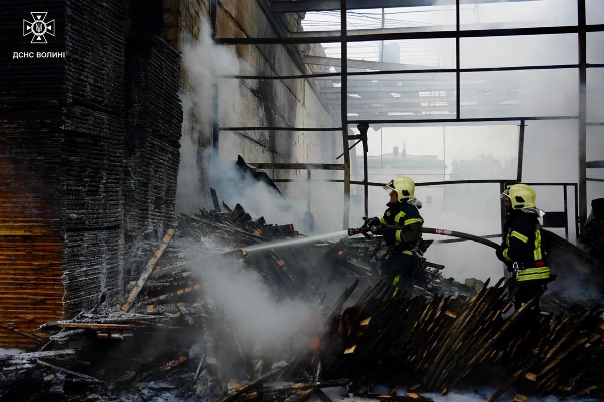 Новини України - Наймасштабніший обстріл Луцька: рятувальники ліквідували пожежу