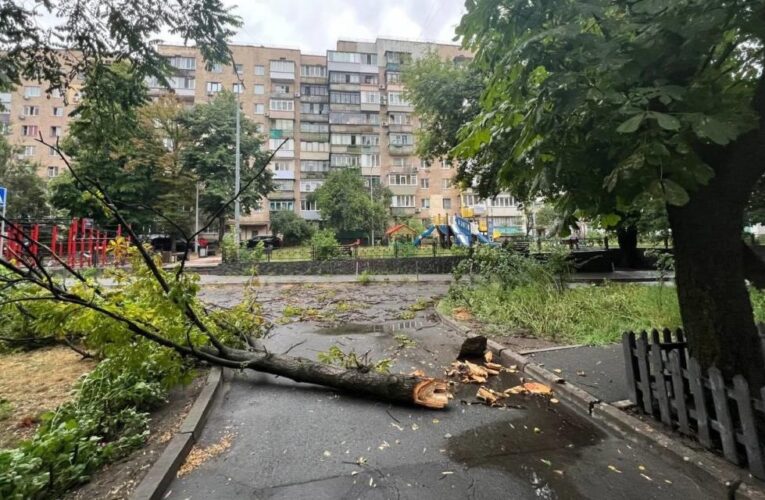 Негода в Києві: підтоплені багато вулиць і станція метро