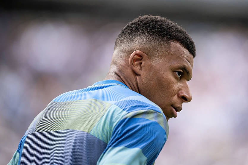 Новини спорту - Неприємний момент: Мбаппе випадково травмував працівника стадіону