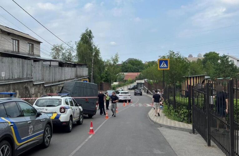 Під Києвом машина покотилась на хлопчика: дитина померла