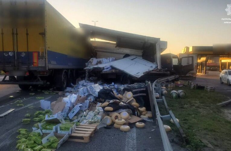 Під Києвом сталась ДТП за участі двох вантажівок: утворився затор