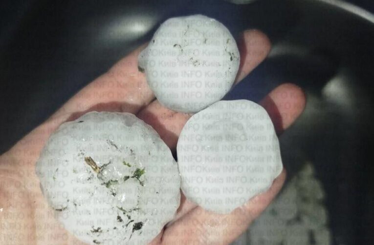 Під Києвом випав град розміром з куряче яйце