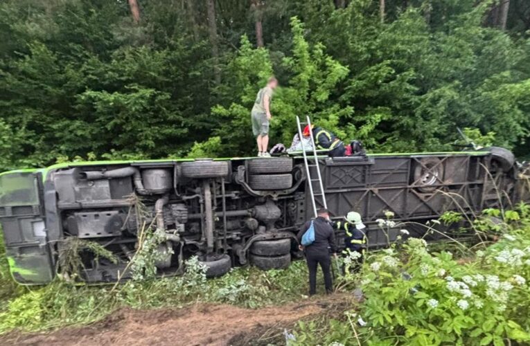 Під Львовом понад 30 людей постраждали у ДТП