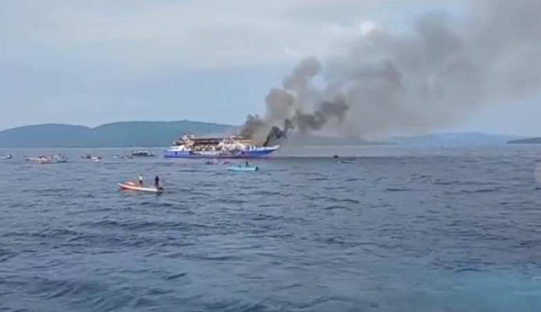 Новини світу - Поблизу Індонезії горів пором з людьми, є загиблі