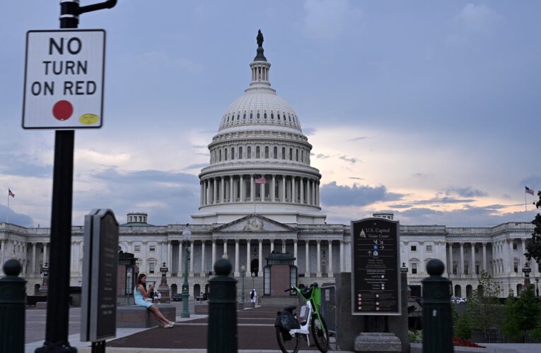 Поблизу Конгресу США затримали чоловіка з луком і стрілами