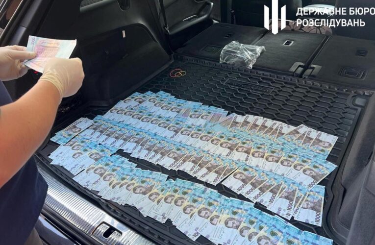 Посадовця податкової на Хмельниччині зловили на хабарі