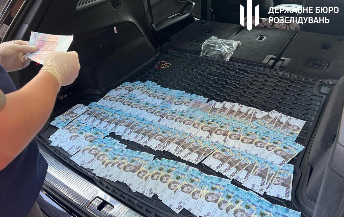 Новини України - Посадовця податкової на Хмельниччині зловили на хабарі