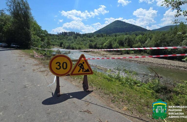 Повінь частково зруйнувала дамбу на Буковині