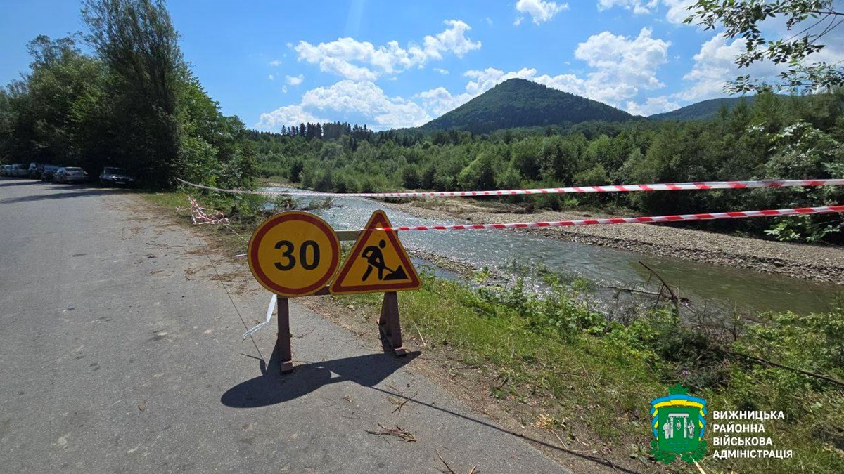 Новини України - Повінь частково зруйнувала дамбу на Буковині