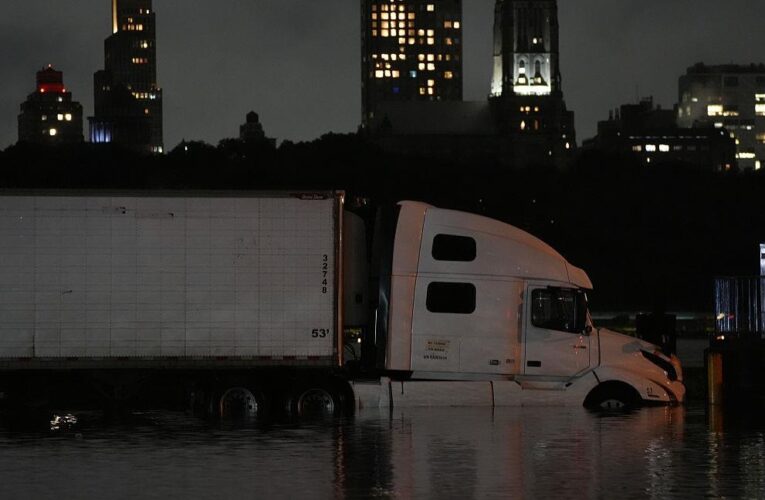 Повінь у Нью-Йорку: затоплені метро та дороги