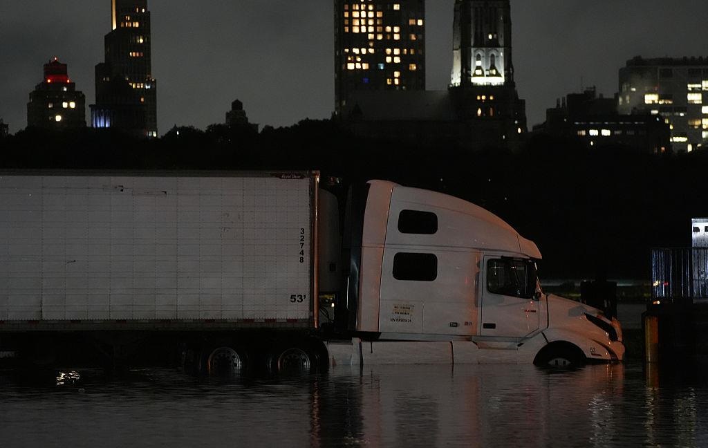 Новини світу - Повінь у Нью-Йорку: затоплені метро та дороги