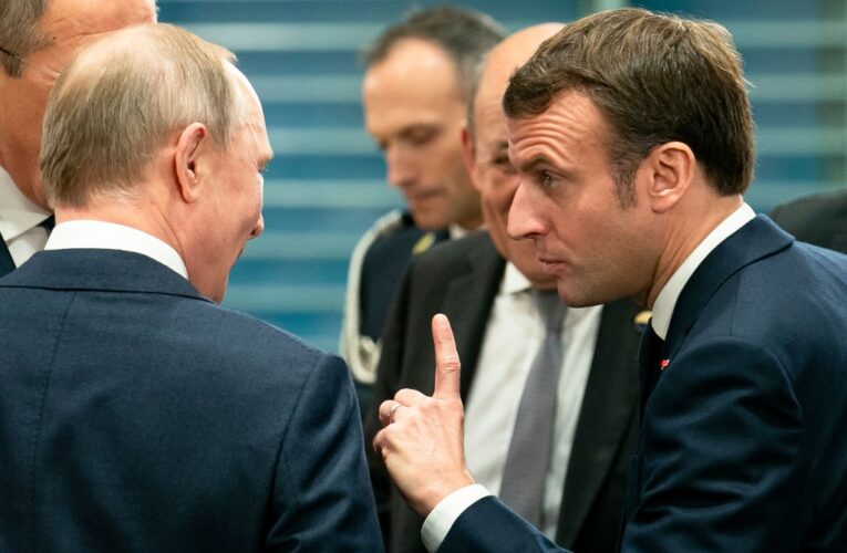 Путін та Макрон провели телефонну розмову – Кремль