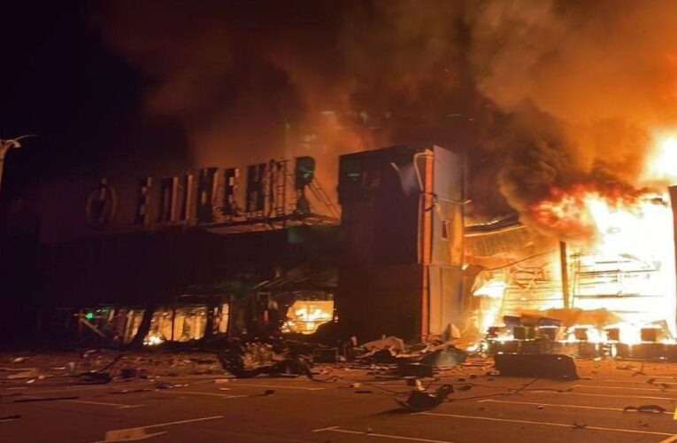 РФ ракетами атакувала Кам’янське: горить Епіцентр