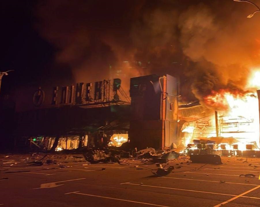 Новини України - РФ ракетами атакувала Кам’янське: горить Епіцентр