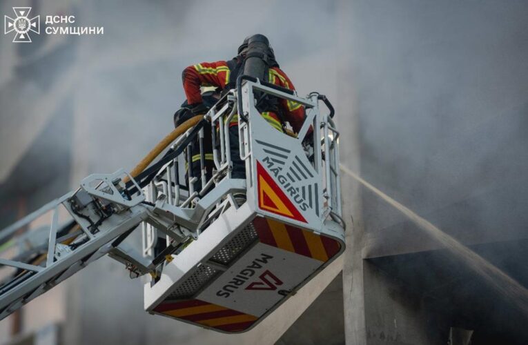 Росіяни атакували адміністративну будівлю в Сумах