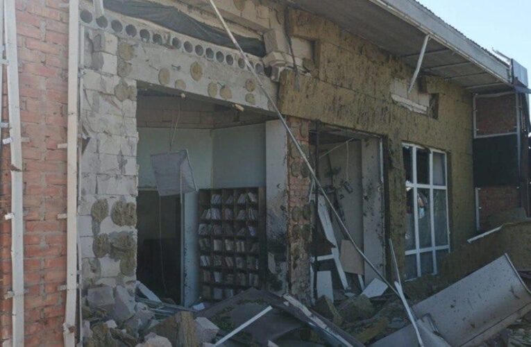 Росіяни атакували медзаклад на Херсонщині: є жертва і поранені