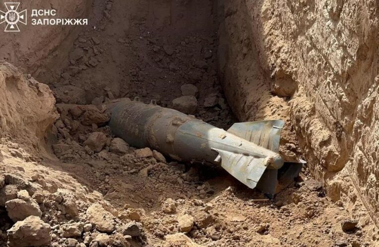 Росіяни скинули бомбу на пам’ятник льотчику на Запоріжжі – соцмережі