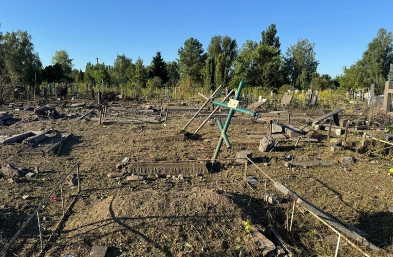 Росіяни вдарили по кладовищу у Черкасах