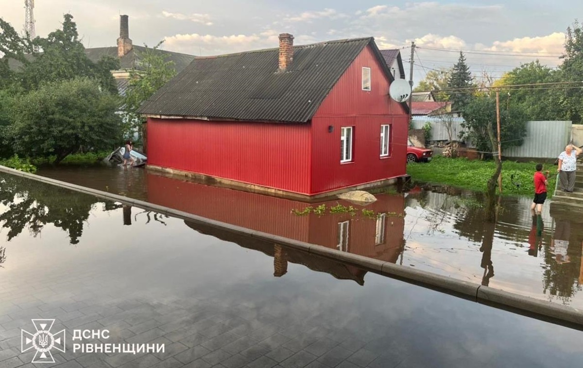 Новини України - Рятувальники ліквідують наслідки негоди в п'яти областях