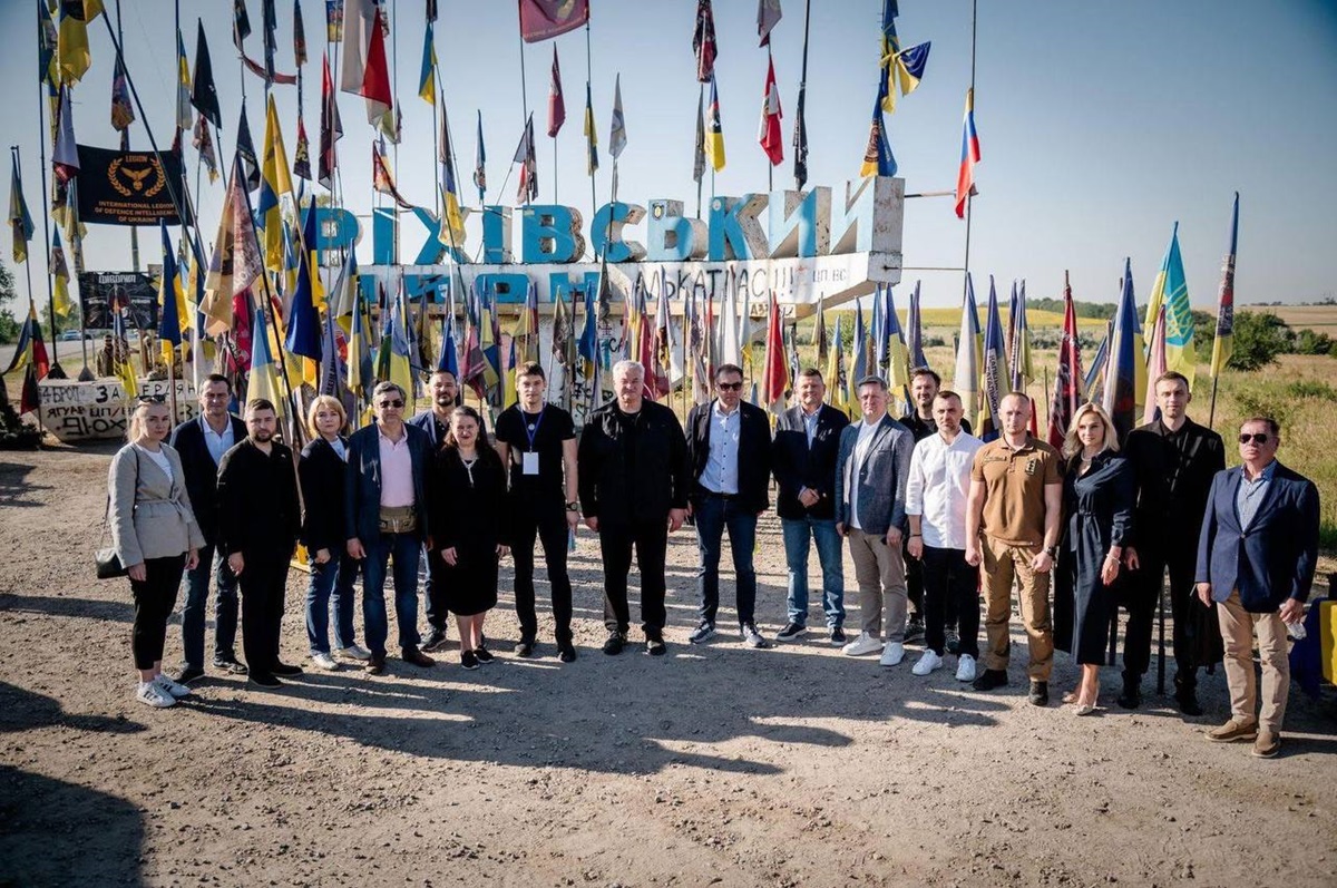 Новини України - Сибіга з послами відвідав передові позиції ЗСУ