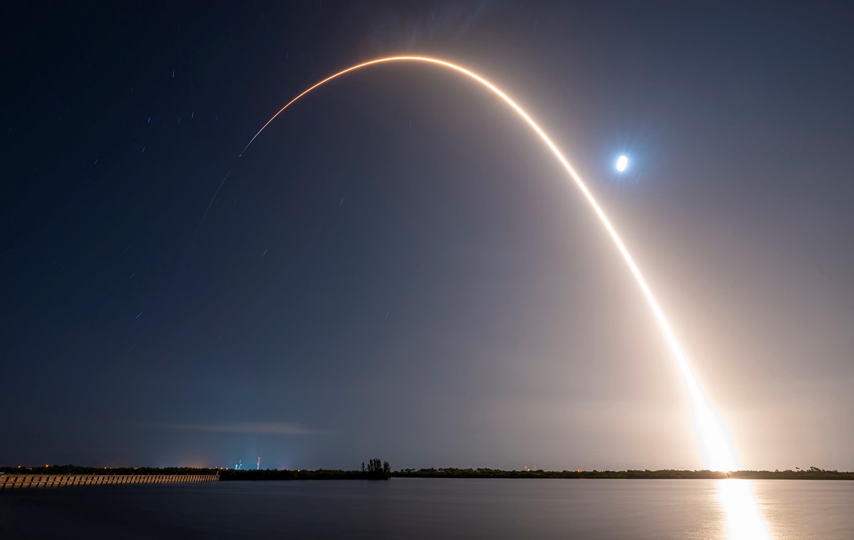 Технології - SpaceX вивела на орбіту супутники конкурента Starlink