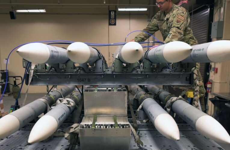 США знову зупинили допомогу Україні: що далі