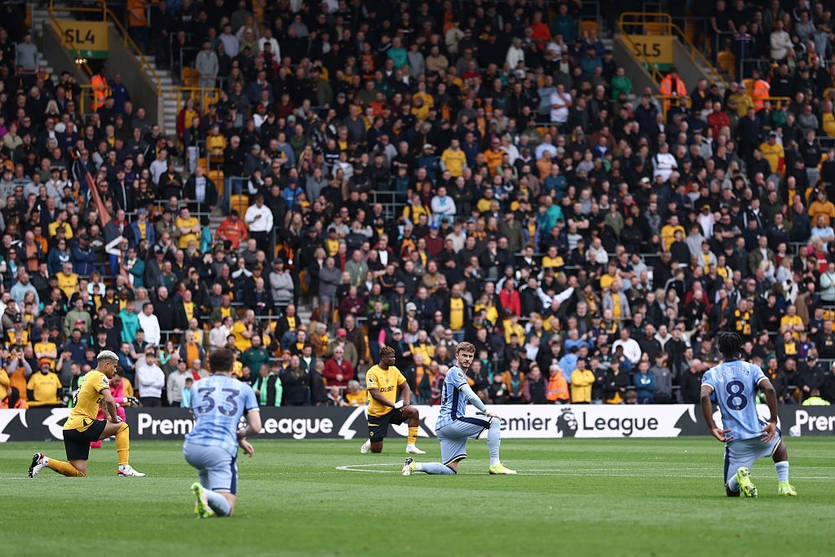 Новини спорту - Ставати на одне коліно перед матчем: ця традиція в АПЛ втрачає сенс