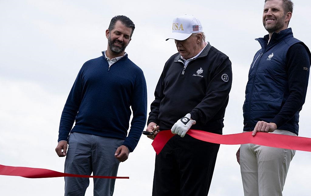 Новини світу - Трамп провів церемонію відкриття поля для гольфу в Шотландію