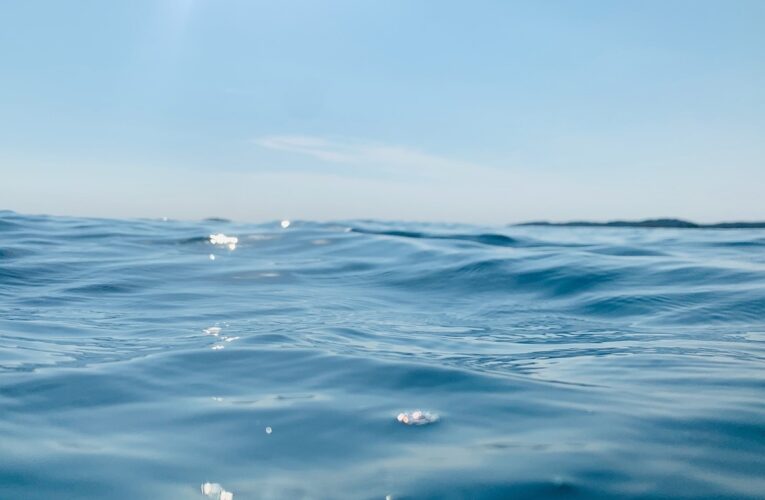 Трьох підлітків на матраці віднесло в море в Одесі