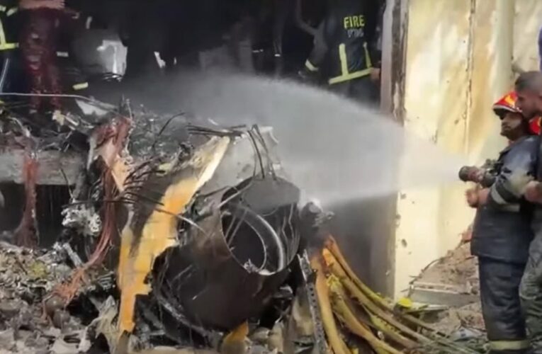 У Бангладеші винищувач упав на дах коледжу