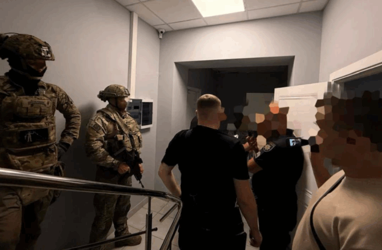 У детективів НАБУ проводять обшуки