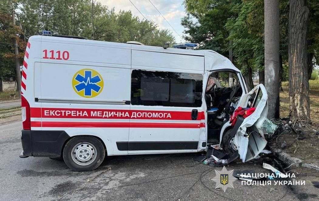 Новини України - У Дніпрі "швидка" врізалась у стовп, загинув медик