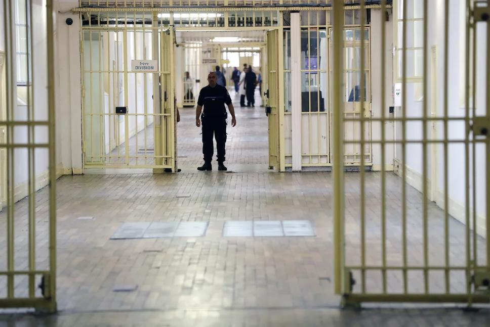 Новини світу - У Франції ув'язнений втік із в'язниці, сховавшись у мішку з білизною