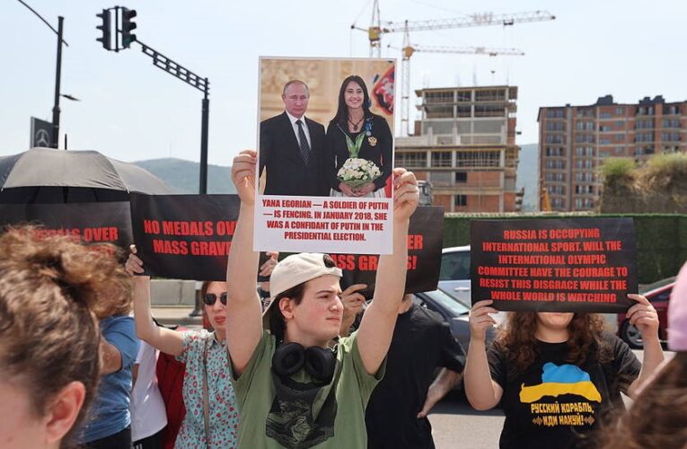 У Грузії вийшли на протести проти “цих свиней, росіян” на ЧС з фехтування