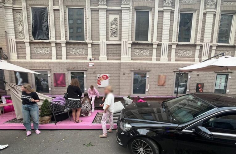 У Києві автомобіль зніс літню терасу з людьми