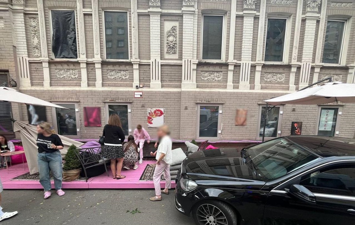 Новини Києва - У Києві автомобіль зніс літню терасу з людьми