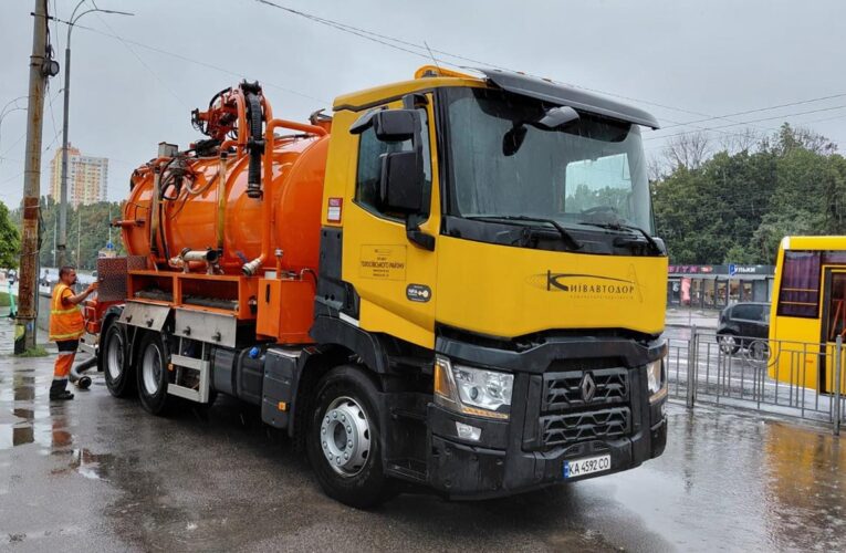 У Києві через залпові зливи затопило вулиці