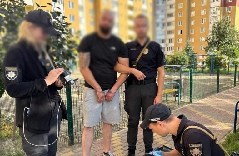 У Києві чоловік стріляв по авто у дворі будинку