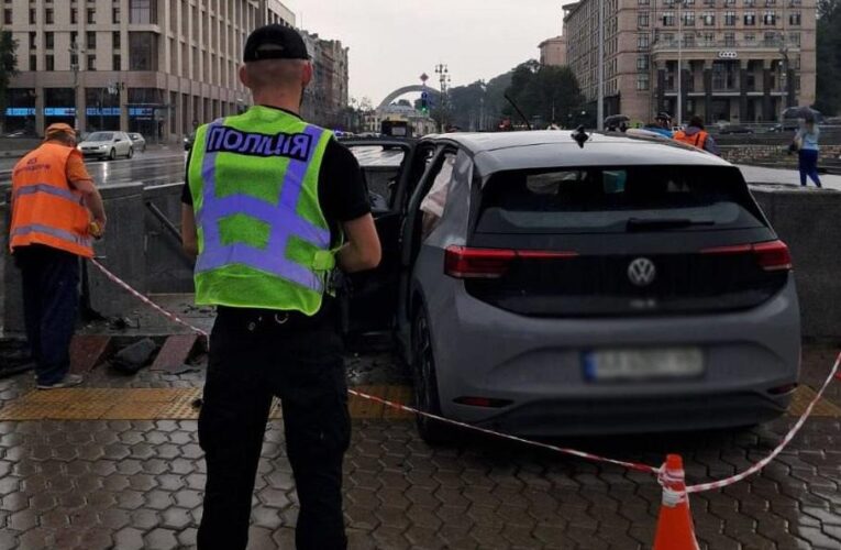 У Києві електромобіль влетів у підземний перехід, водія госпіталізовано