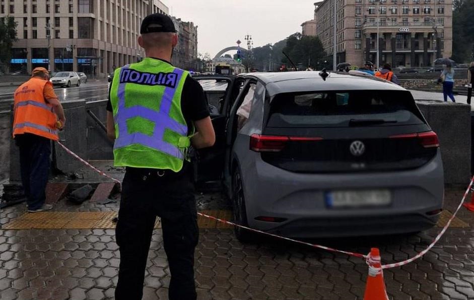 Новини Києва - У Києві електромобіль влетів у підземний перехід, водія госпіталізовано