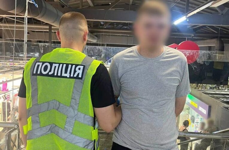 У Києві повідомили про підозру чоловік, який влаштував різанину в ТРЦ