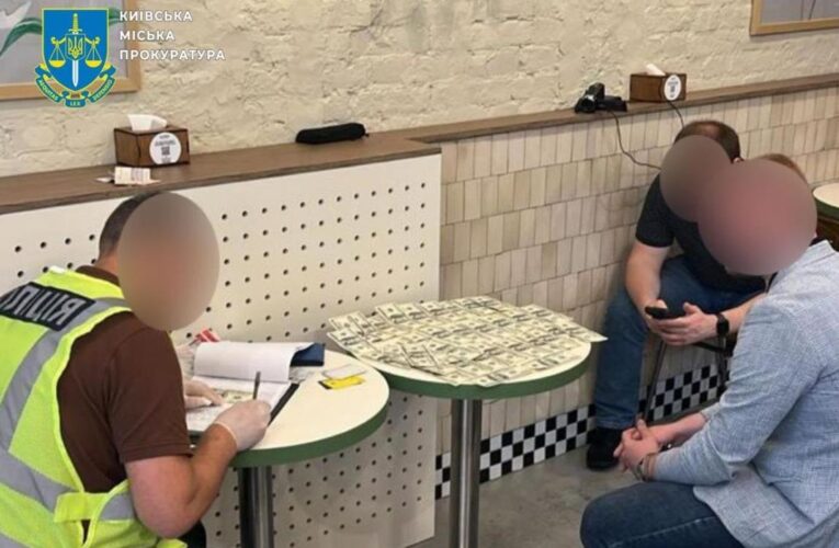 У Києві працівника суду за гроші “допомагав” колегам оновити дані в ТЦК