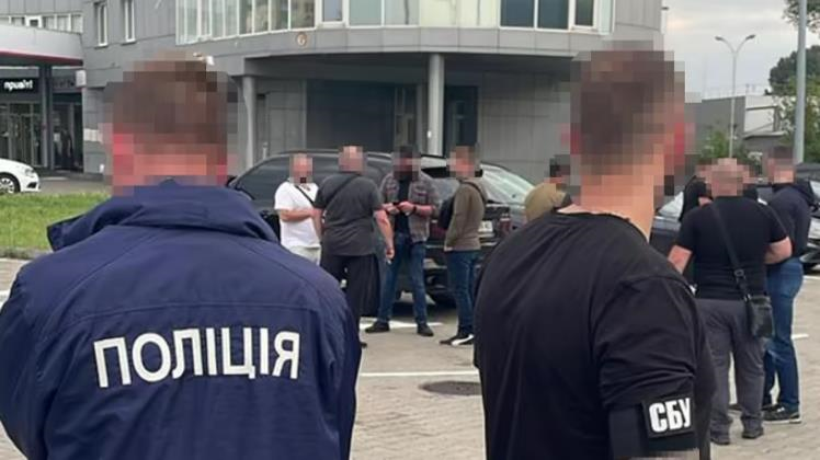 У Києві правохоронці перевіряють офіси, авто і документи громадян