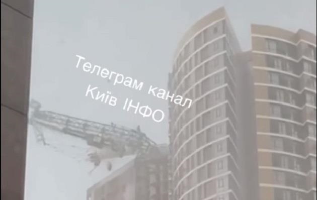 У Києві впав будівельний кран через негоду