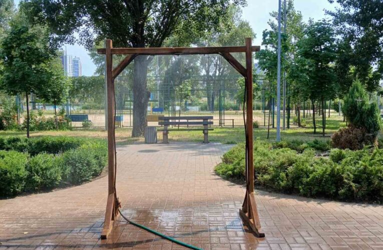 У Києві запрацювали рамки-розпилювачі води