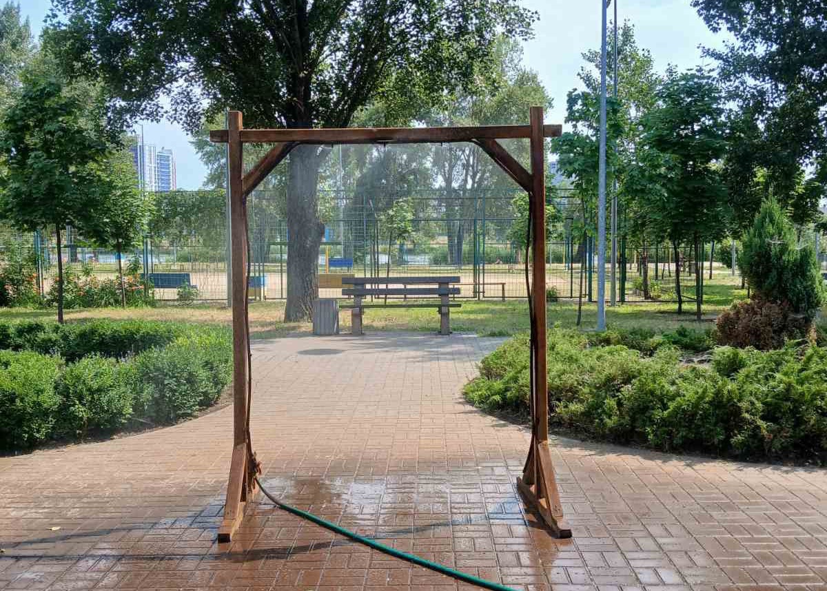 Новини Києва - У Києві запрацювали рамки-розпилювачі води