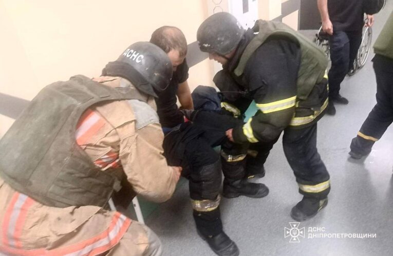 У Нікополі росіяни атакували рятувальників: п’ятеро постраждалих