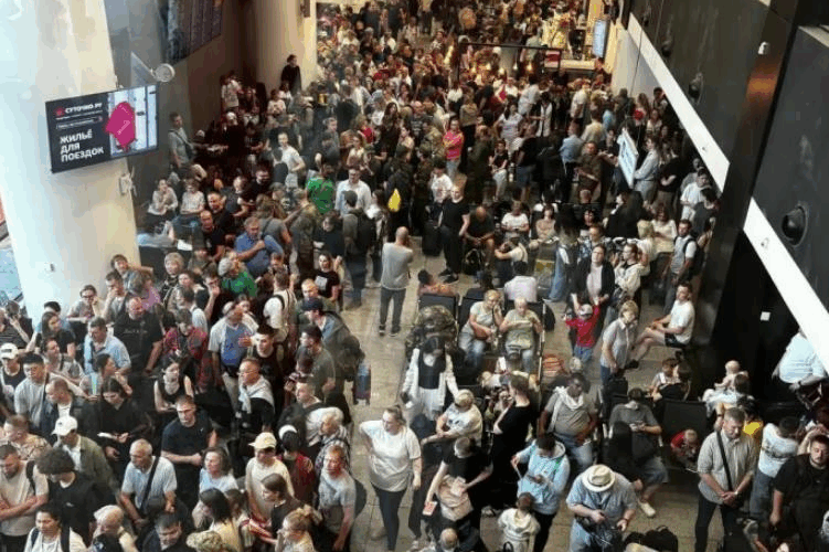 У РФ заявили про знешкодження 120 дронів, в аеропортах виник колапс